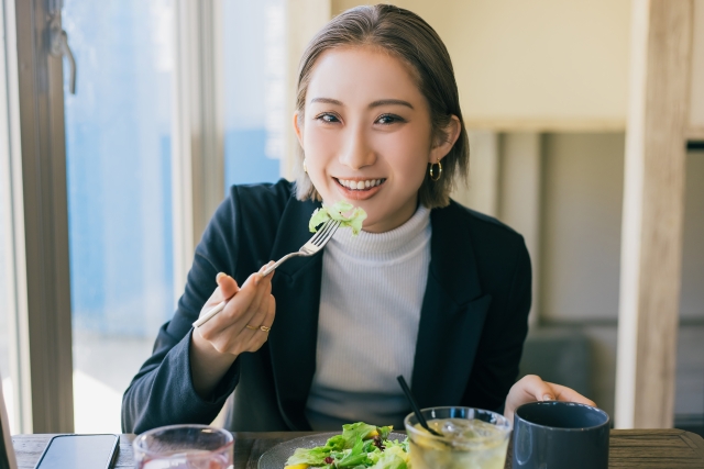 十三にある飲食店でランチをしている女性の画像