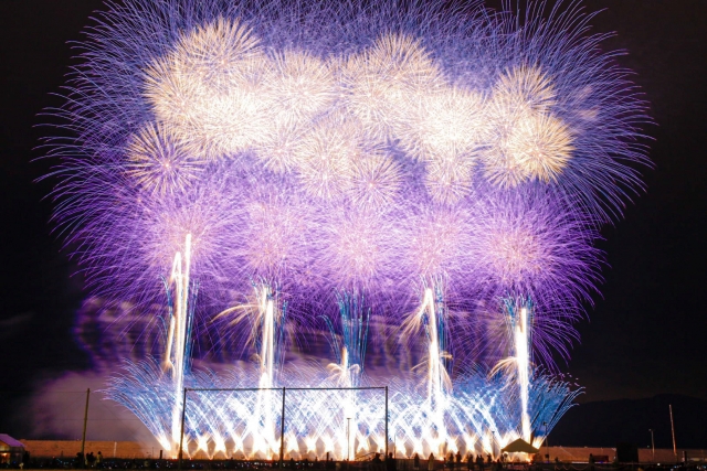 十三でおこなわれる十三川花火大会の花火の様子